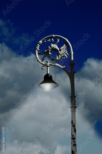 éclairage sous un lampadaire
