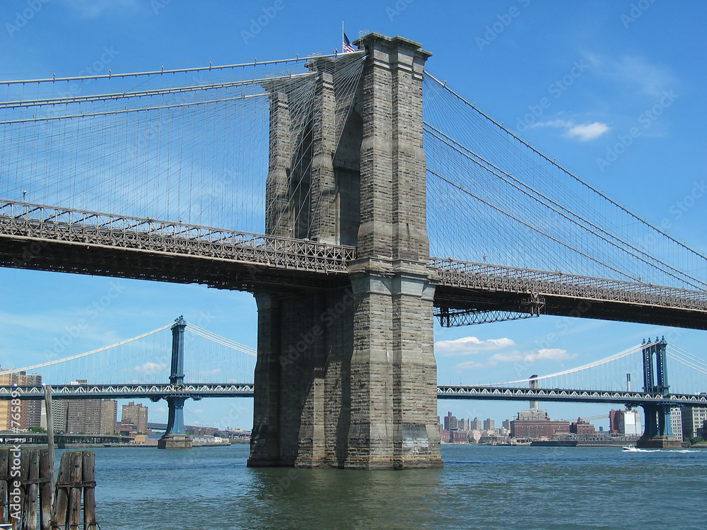Naklejka premium widok na krajobraz brooklyn bridge tower na manhattanie