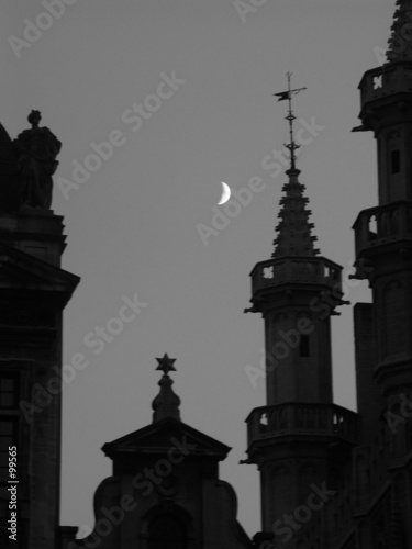 des toits et la lune