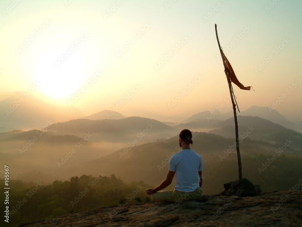 Fotografie man meditating at sunrise