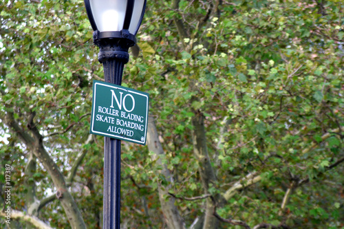 no skate boarding schild in einem park