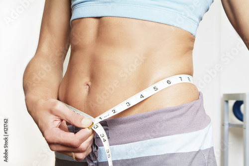 girl measuring waist