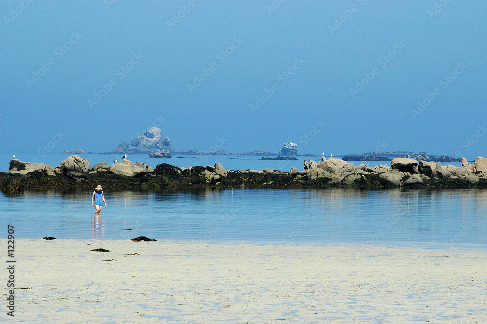 Obraz premium dame les pieds dans l'eau