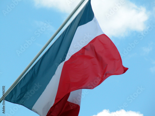 drapeau français flottant au vent