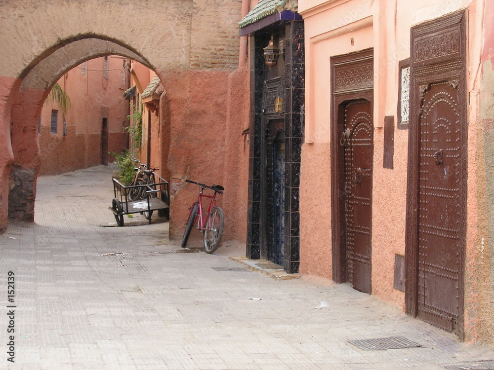 une ruelle dans la medina de marrakech - maroc