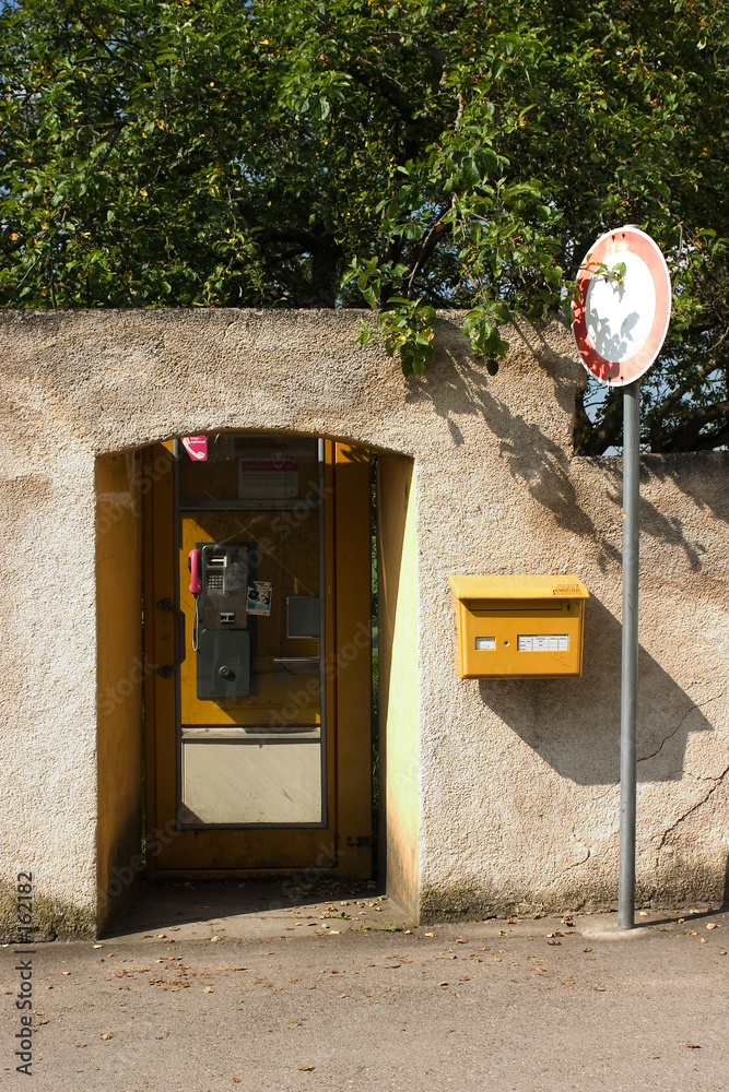 telefonzelle eingemauert