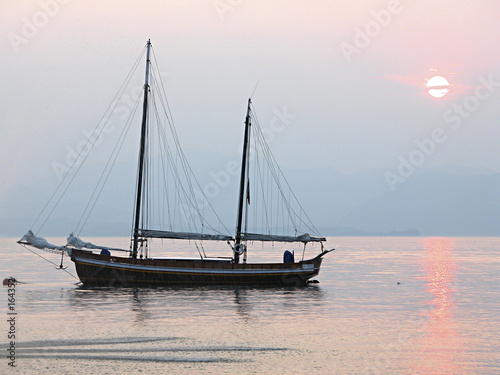 bateau au coucher de soleil