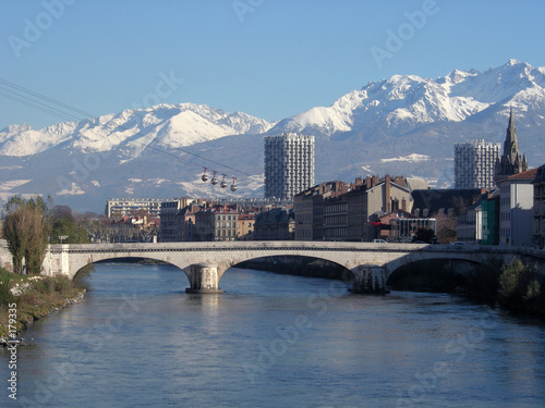 grenoble depuis le pont de la bastille