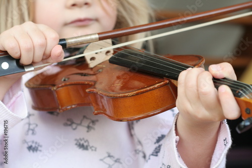 jeune enfant violoniste