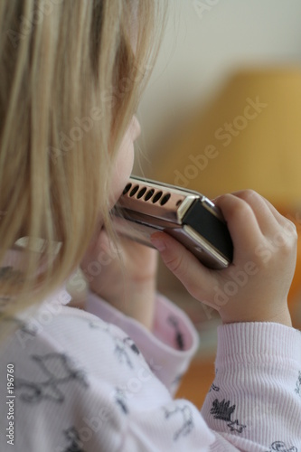enfant joue harmonica