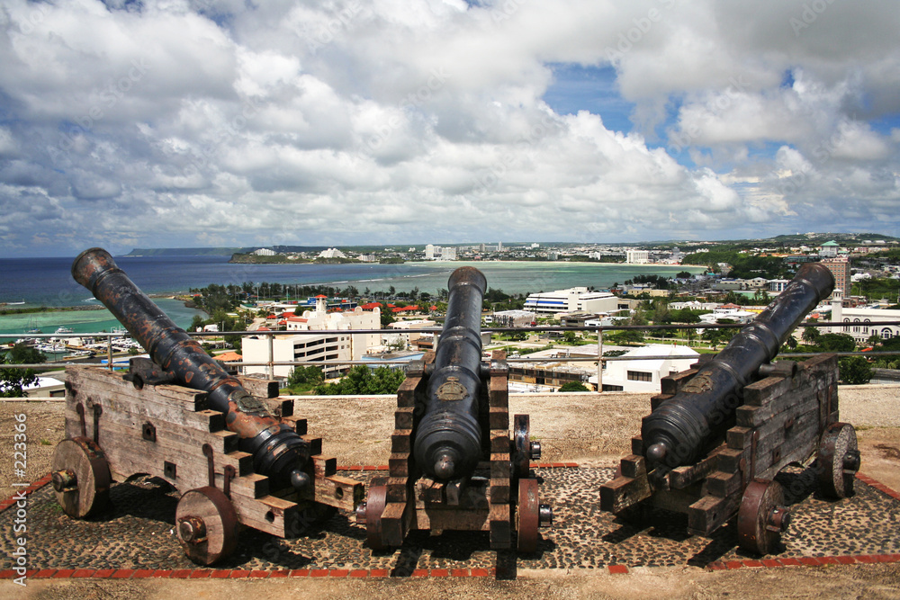 Φωτογραφία cannons in downtown guam