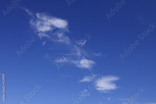 cielo con pocas nubes photo