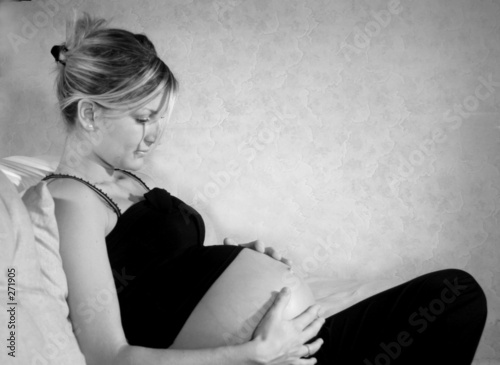 femme enceinte pensive