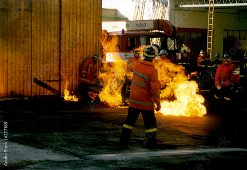 Pompieri (vigili del fuoco) spengono un incendio per dimostrazione photo