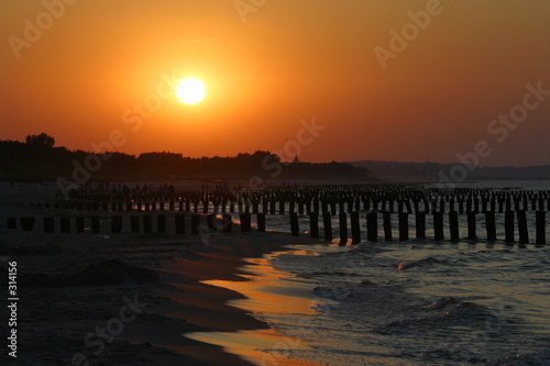 die wellenbrecher an der polnischen ostsee