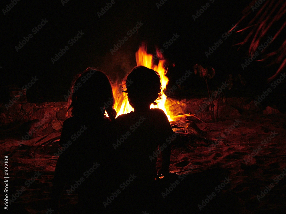 enfants devant le feux sur la plage