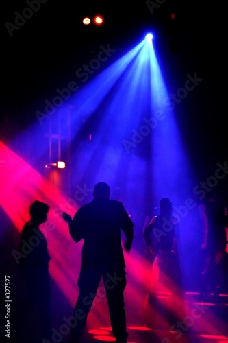silhouetten von tanzen menschen