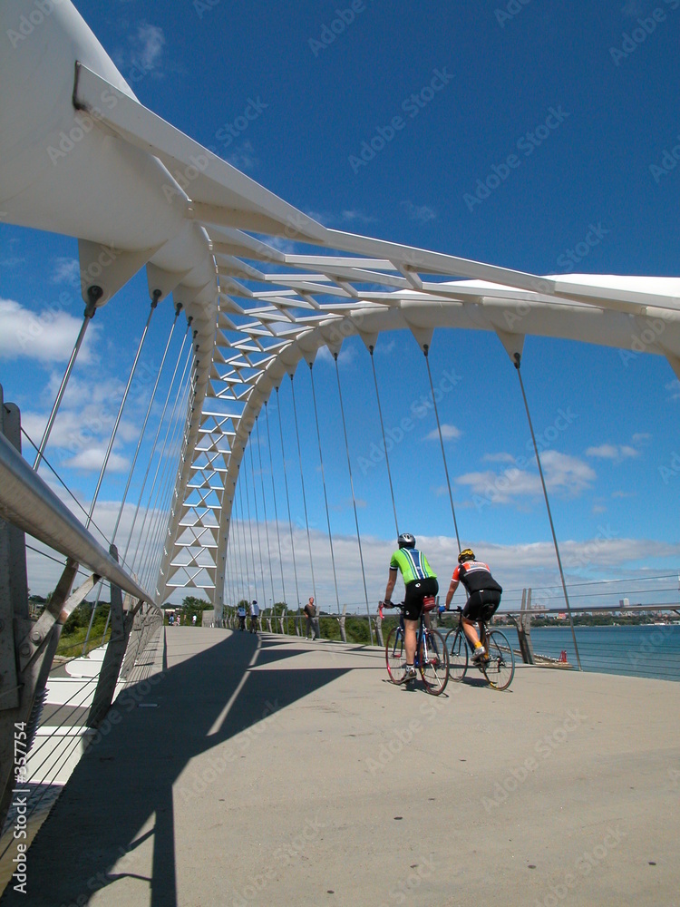 Samolepka cyclists on bridge