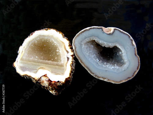 Tapety artystyczne geodes on black background