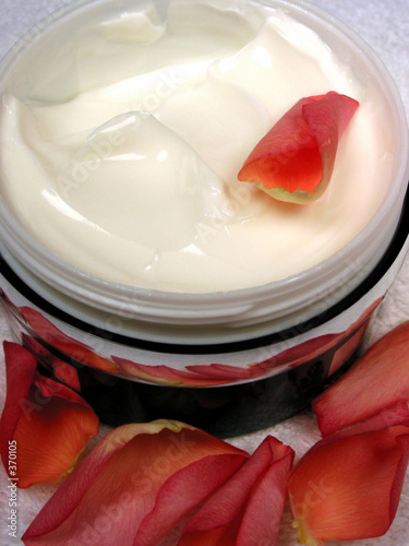 body cream with rose petals 5 photo