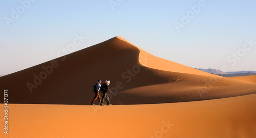 deux hommes dans l'immensité du désert