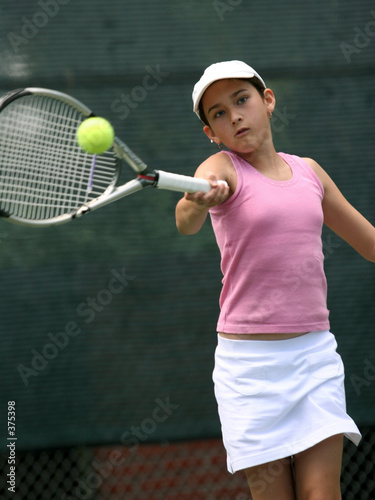 girl playing tennis