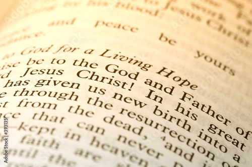Fényképezés text of the bible in macro