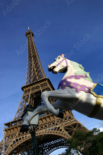 eiffel tower and the horse