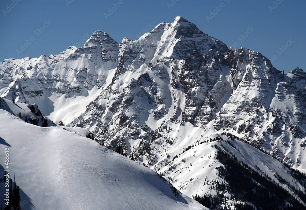 Fototapeta premium pyramid peak in winter