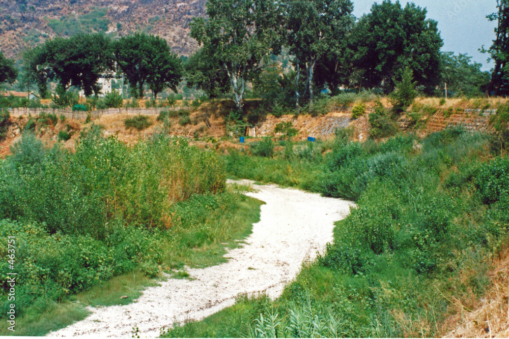 Siccità: fiume Bisenzio secco in estate in Toscana a causa della mancanza di pioggia