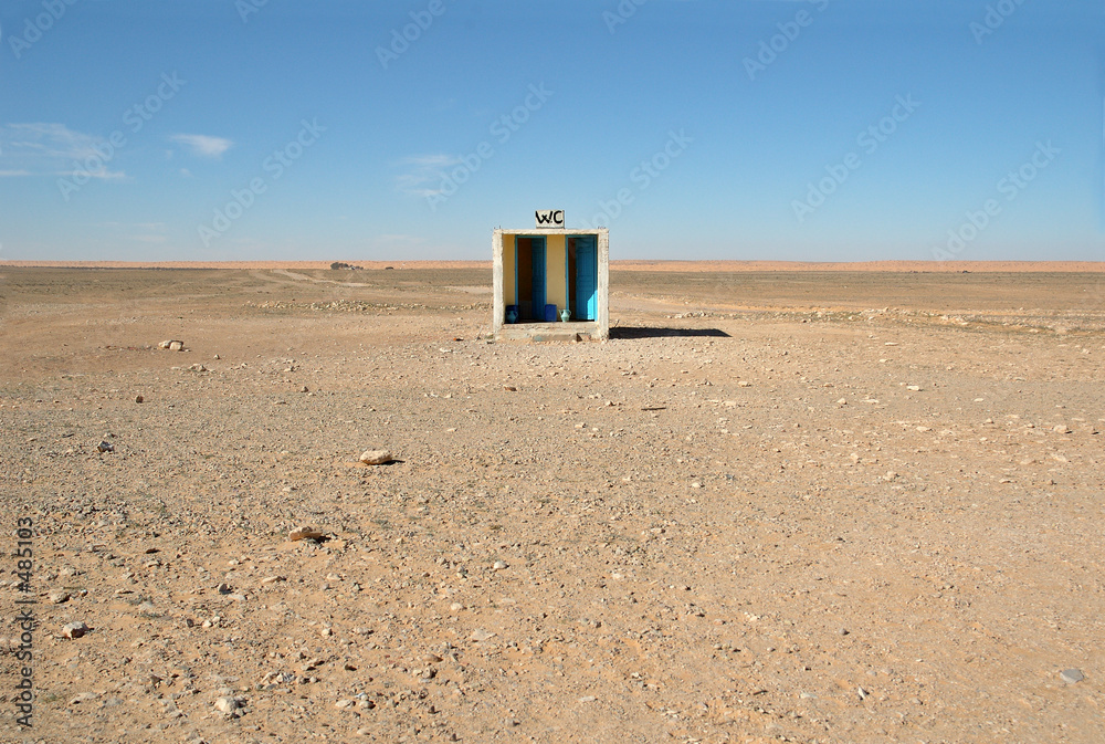 Fotografie toilettes extérieures  dans le désert