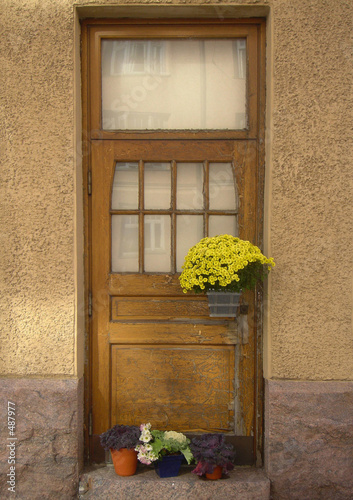 Valokuva door of an old house and flowers