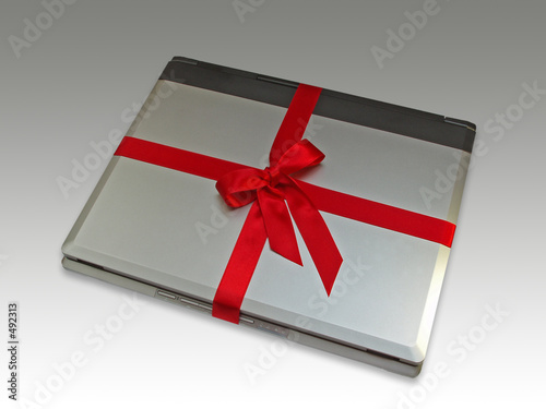 laptop mit roter schleife 2