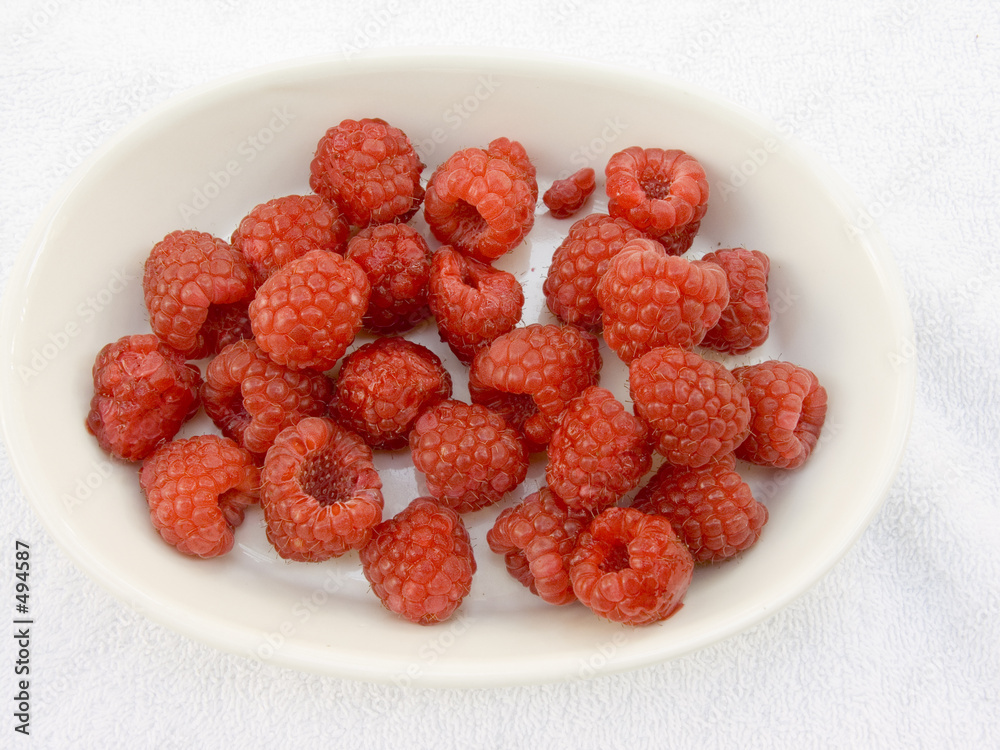 bowl of raspberries