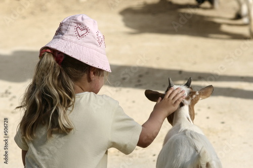 la chèvre et l'enfant photo