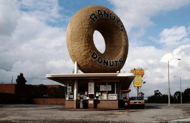 Wandcirkels Los Angeles Glazuurde donut met kleurige spikkels  © Stefan Lochmann