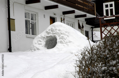igloo at the front of house © Piotr Sikora