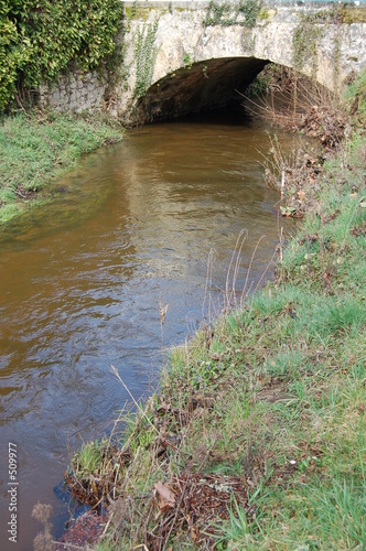 ruisseau passant sous un pont