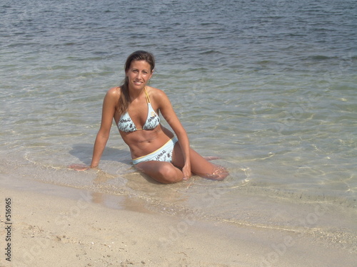 frau mit bikini am strand, mallorca photo