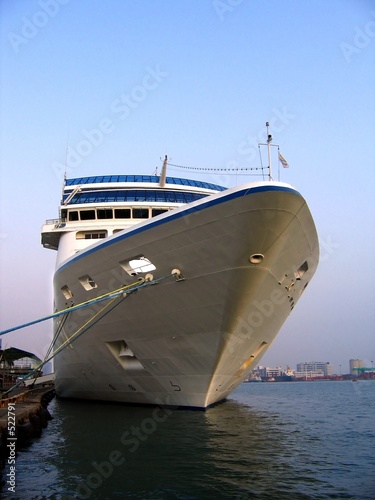 large cruise ship © Yali Shi