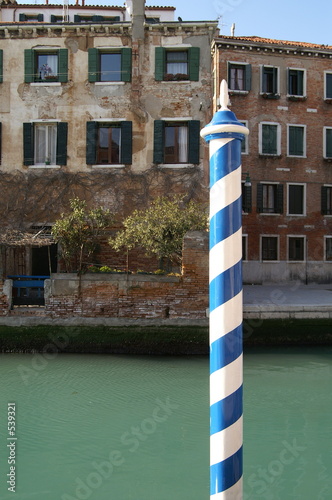 le canal est trop calme sans gondoles. photo