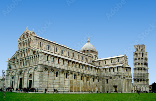 Fotografia duomo and tower in pisa, italy with blue sky