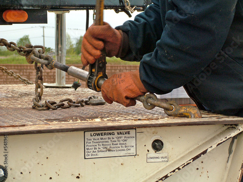 chain tie down, people at work