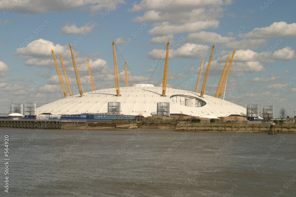 Ταπετσαρία view south across the river to the millennium dome