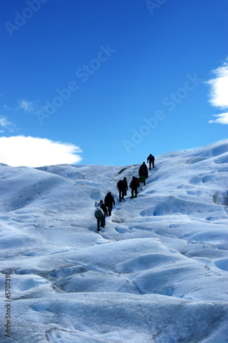 caminata sobre el glaciar perito moreno photo