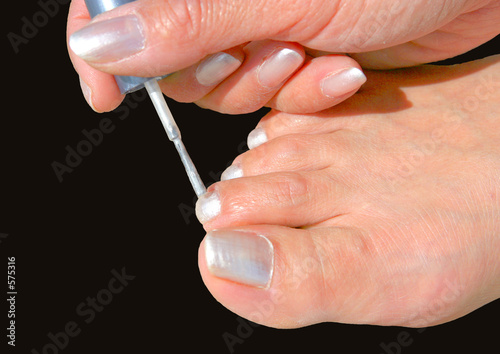 Se vernir les ongles des pieds