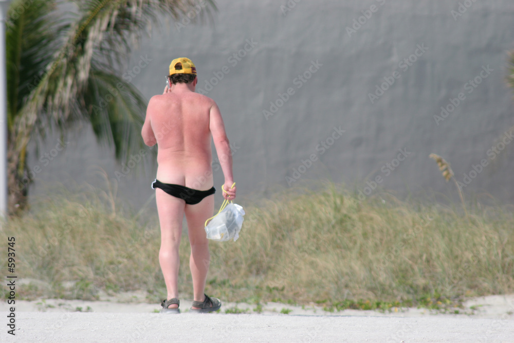 Фотография sunburnt man walking on beach