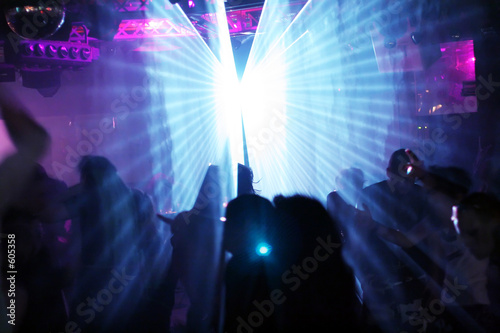 laserlicht und tanzende menschen