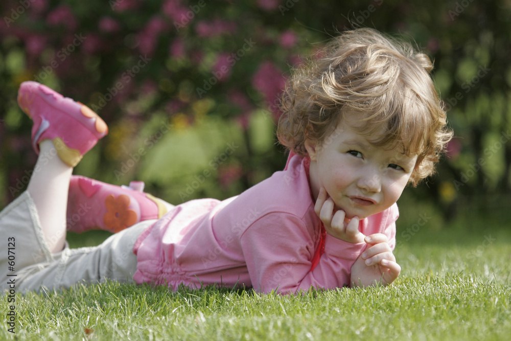 enfant allongée dans l'herbe. enfant allongée dans l'herbe.