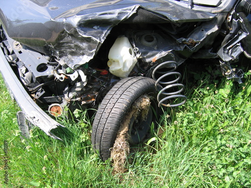 Détail d'une voiture accidentée sur la partie avant